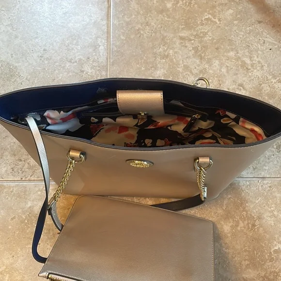 Anne Klein Gold Tote with Matching Clutch - Picture 4 of 11